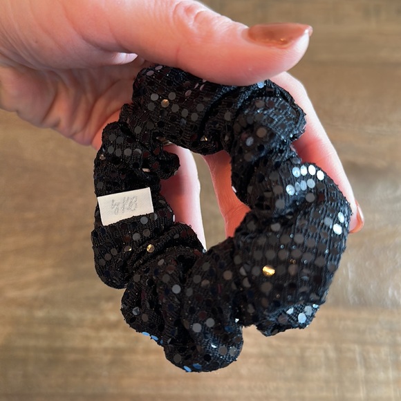Dewedit Small Scrunchie - Picture 2 of 2
